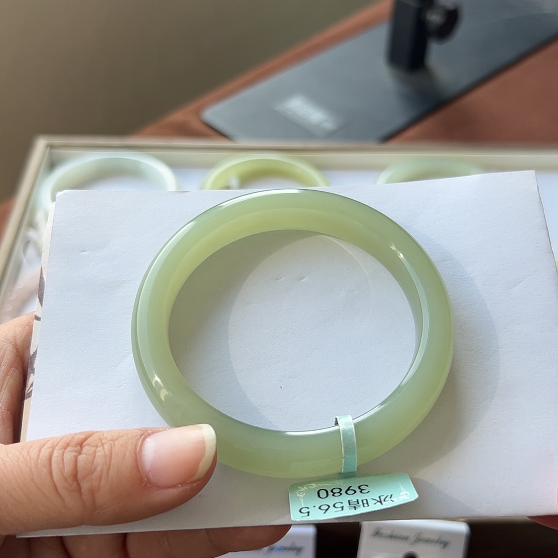 和田玉手镯未镶嵌夏***。