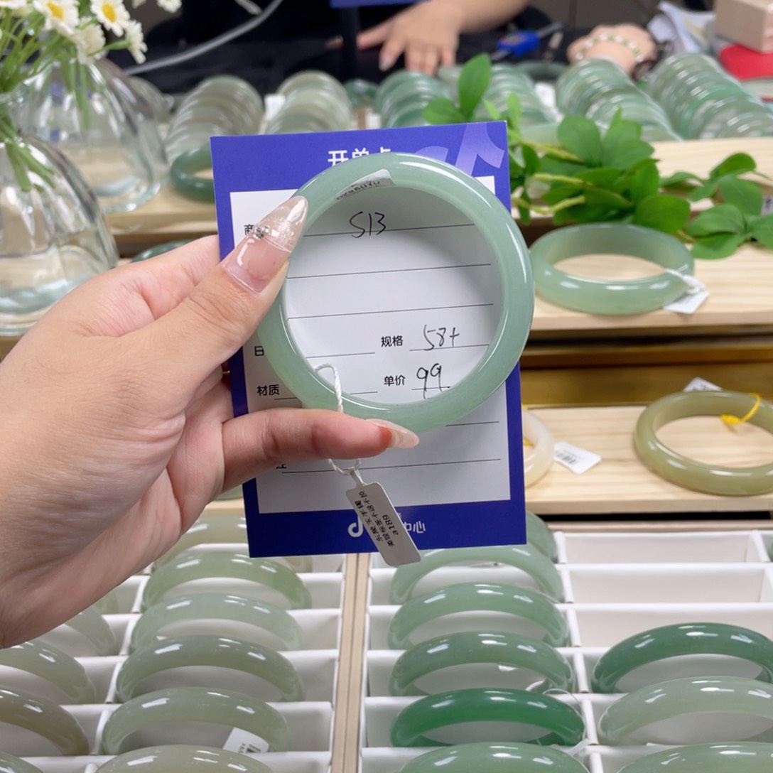 石英质玉手镯未镶嵌