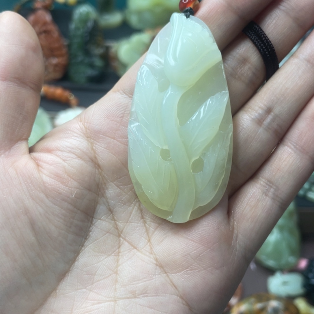 蛇纹石玉未镶嵌颈饰