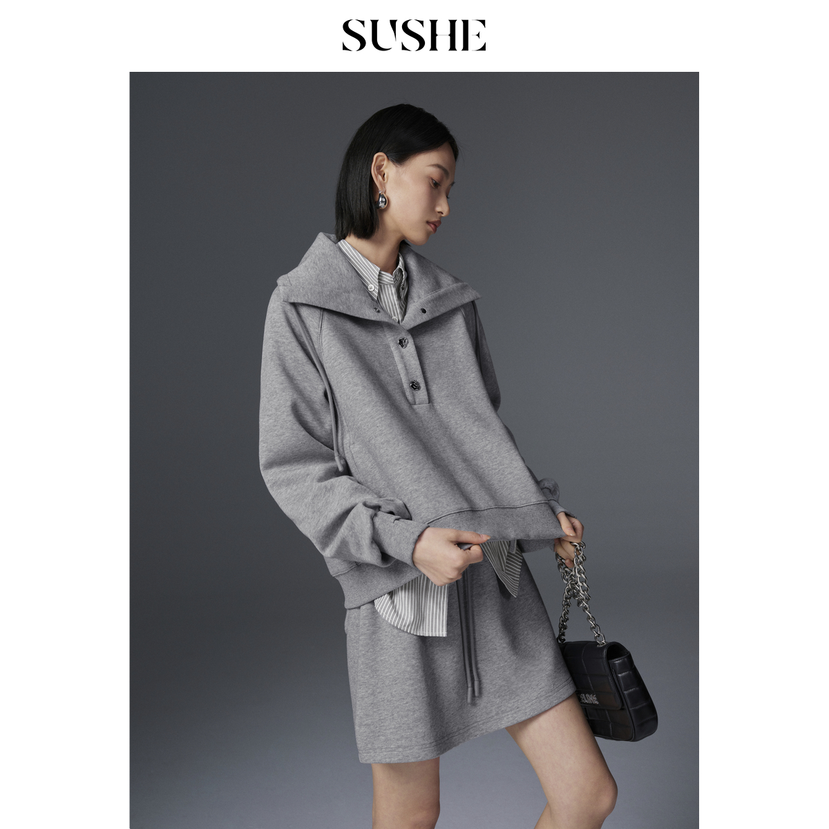 束皙SUSHE闲町时尚运动风杂色棉翻领抽绳卫衣微A半身裙套装女春
