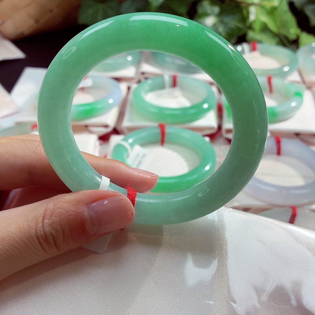 翡翠未镶嵌手镯冰绿