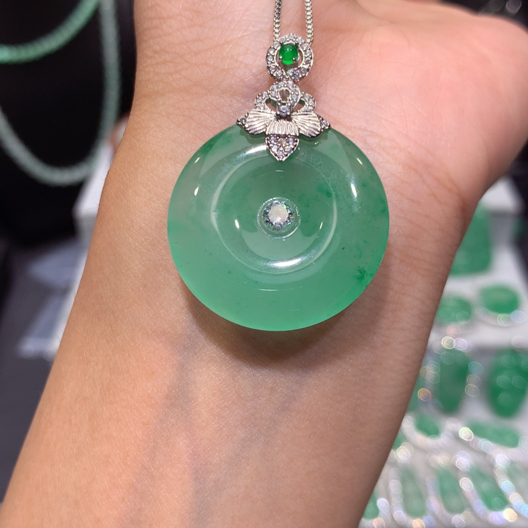 颈饰银S925镶嵌石英质玉（非洲翠）