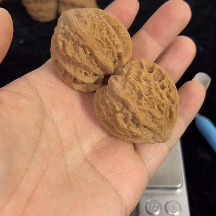 文玩核桃把件39左右微微瑕灯笼，编号016