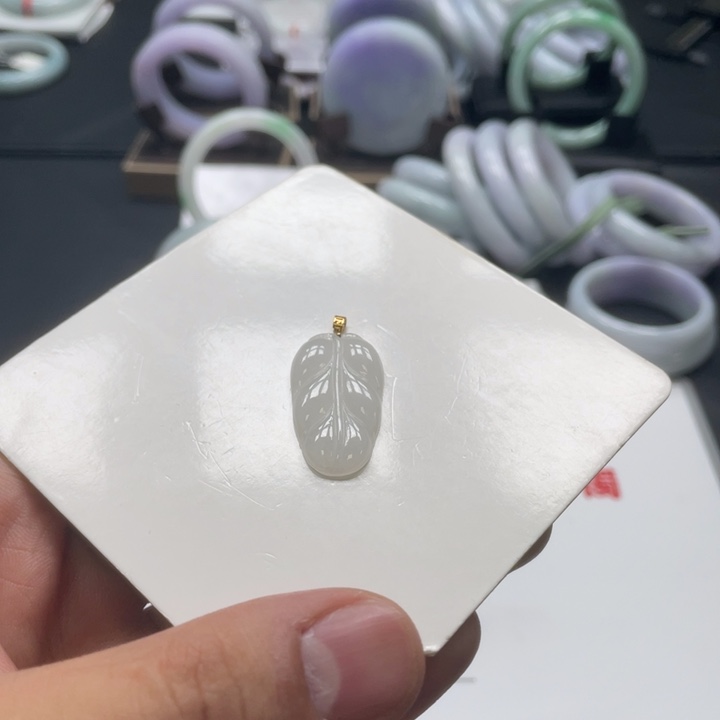 颈饰18K金镶嵌翡翠叶子