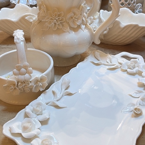 白瓷长盘一个花瓶微瑕一个，提篮一个