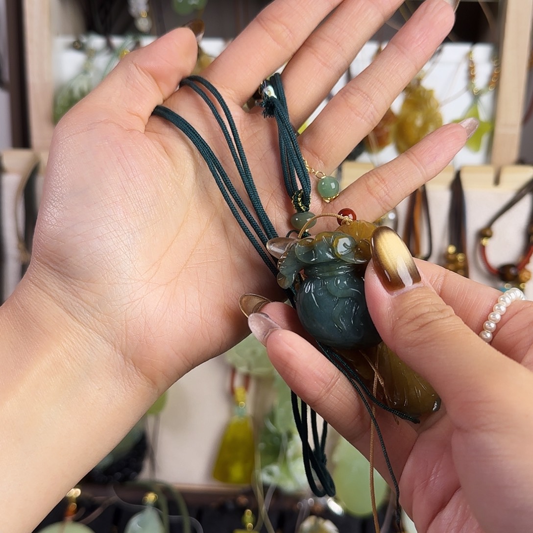 *****蛇纹石玉未镶嵌颈饰