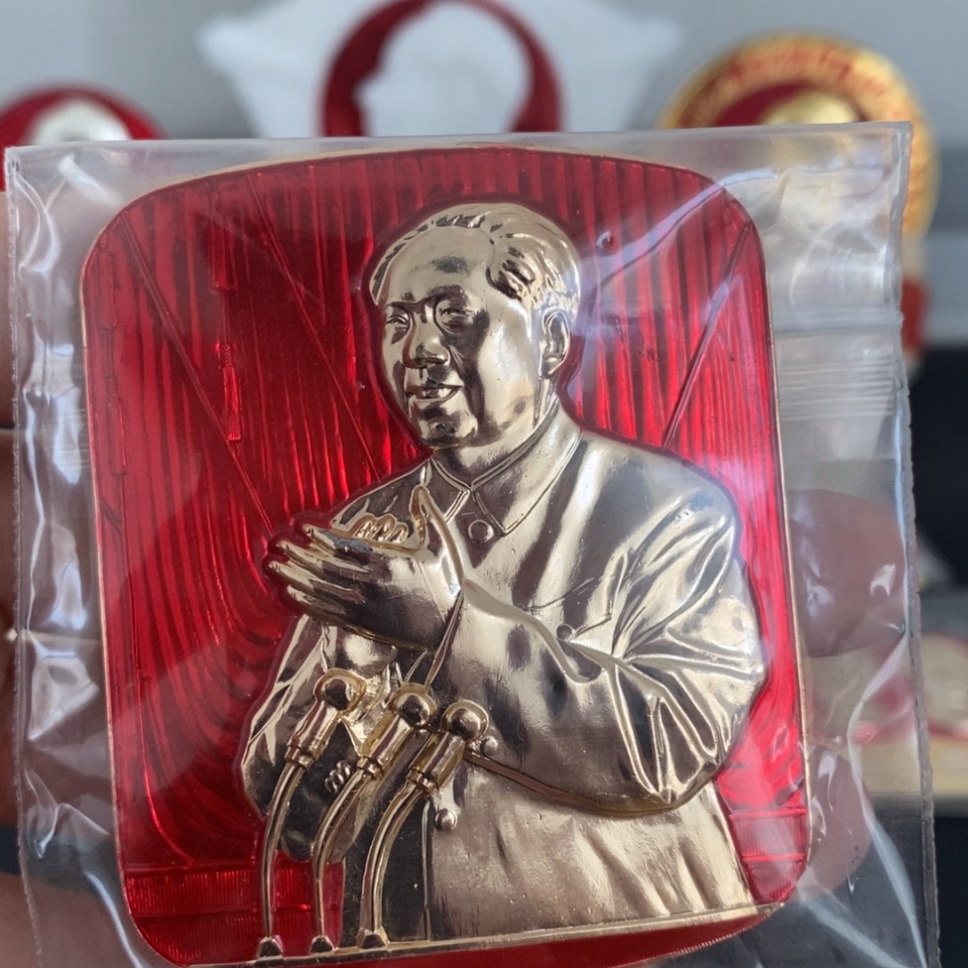 铝红色纪念章 鼓掌 