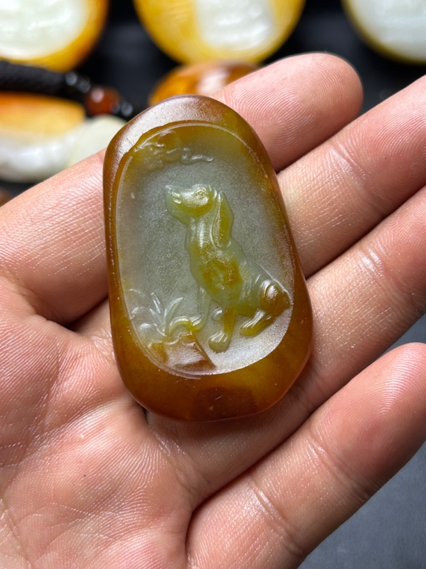 和田玉旺财狗吊坠