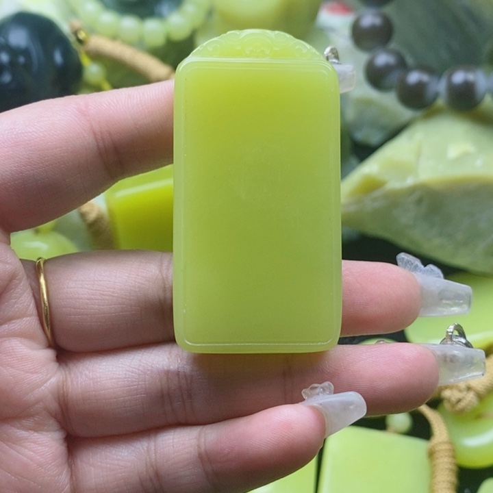 水***变布新疆黄玉无事牌