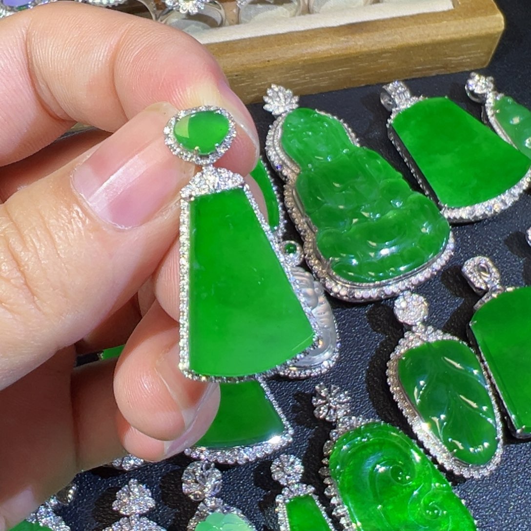 翡翠18K金镶嵌颈饰