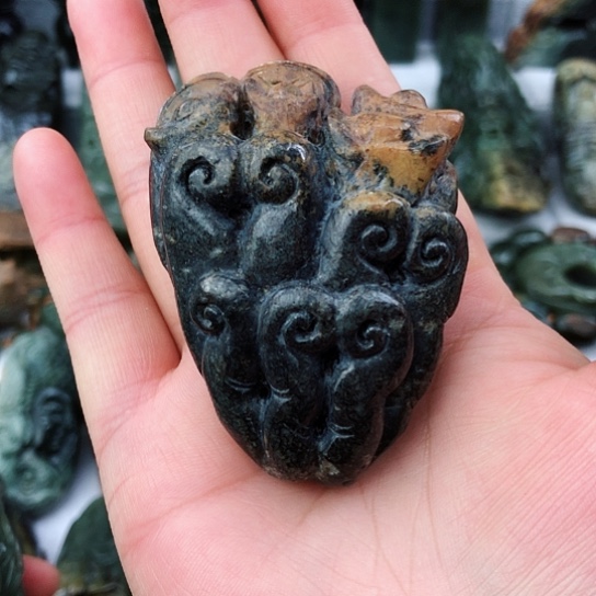 未镶嵌岫岩河磨玉（透闪石质玉）把件