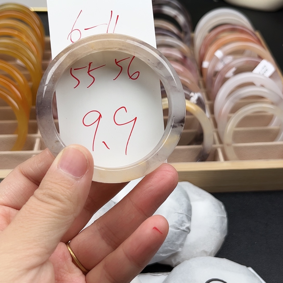 石英岩玉未镶嵌手镯6.11