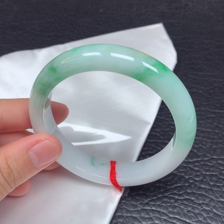 翡翠手镯未镶嵌。