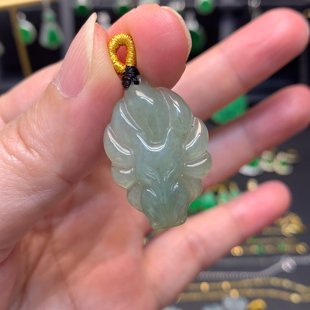 翡翠未镶嵌颈饰有纹