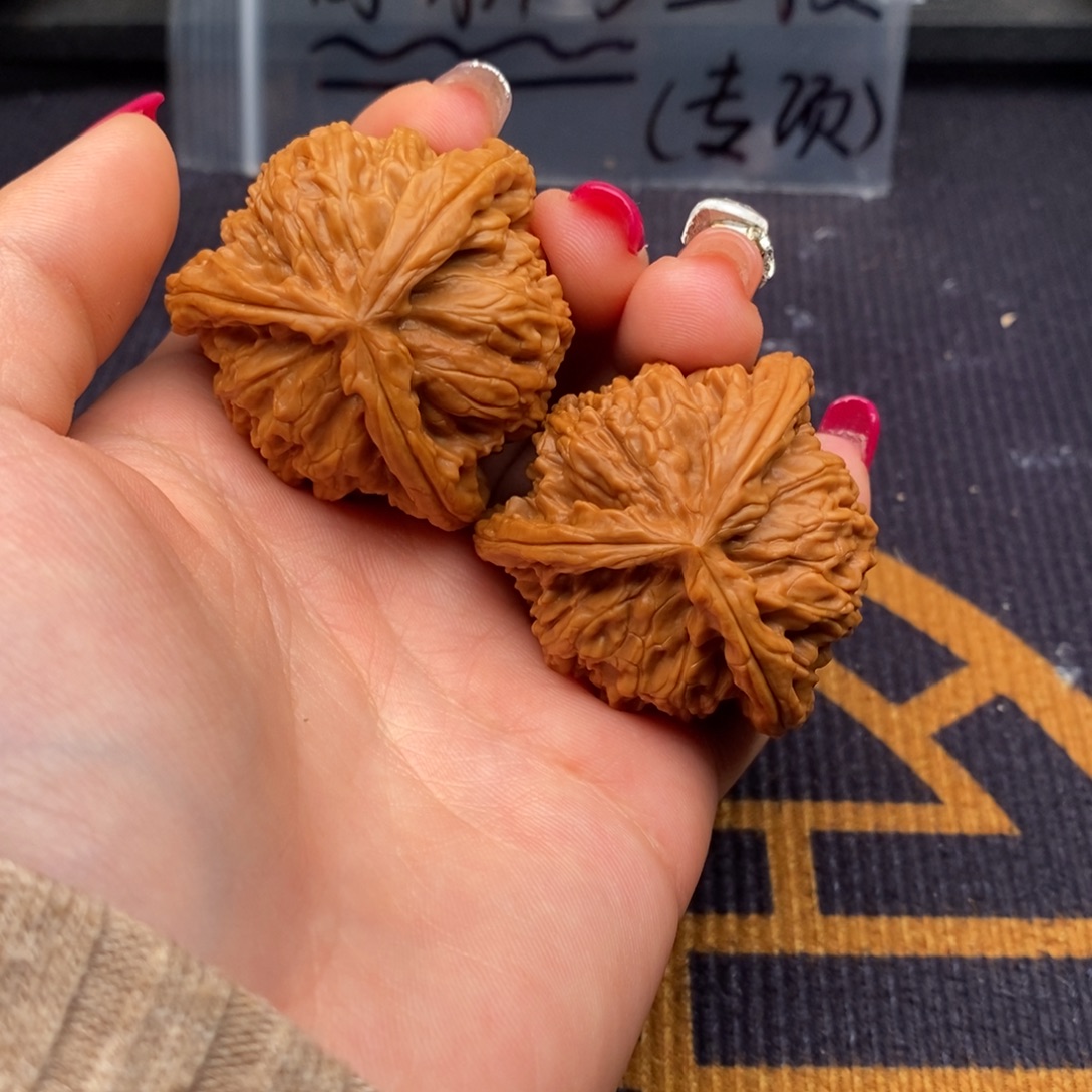 溫***謡文玩核桃把件白狮子