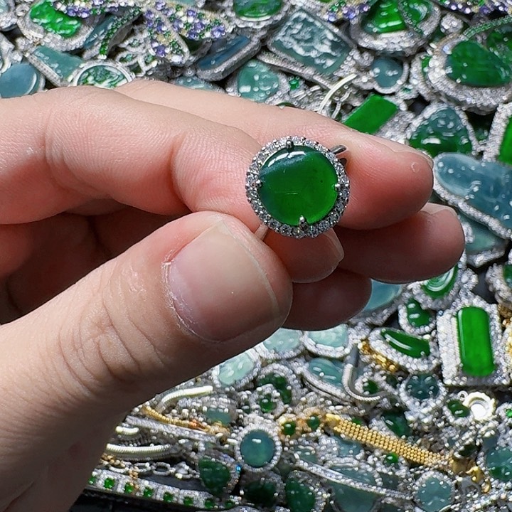 翡翠颈饰未镶嵌天然A货翡翠放漏