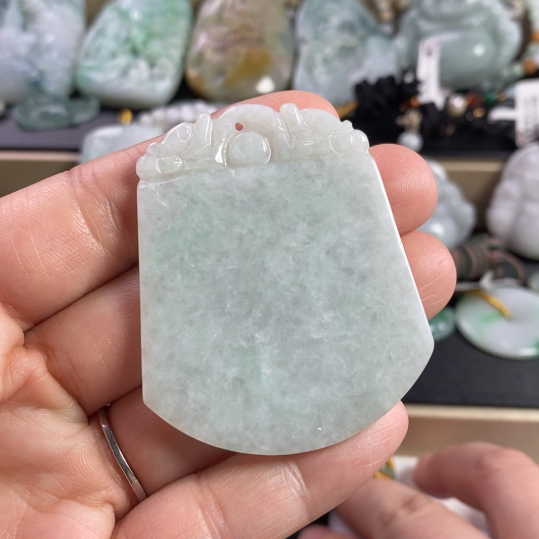 翡翠颈饰未镶嵌无事牌