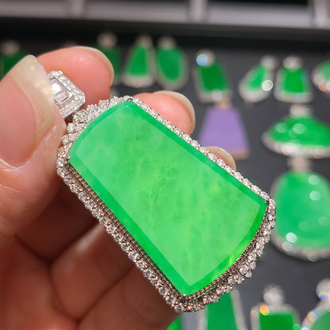 翡翠颈饰18K金镶嵌翡翠