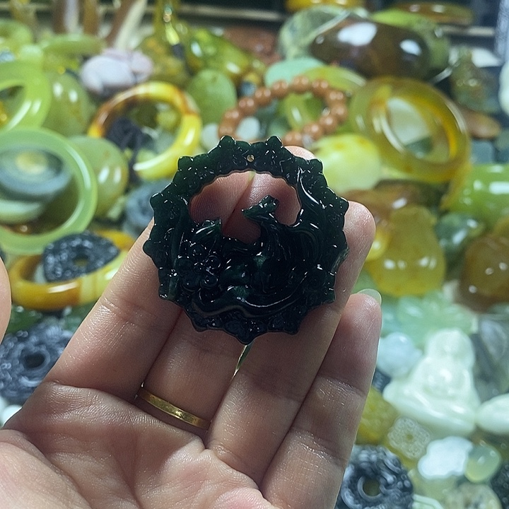 蛇纹石玉未镶嵌颈饰