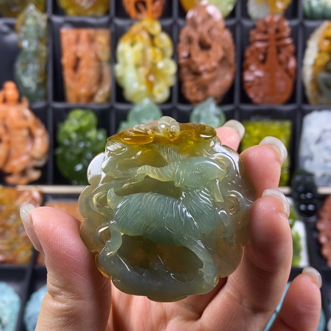 蛇纹石玉颈饰合金