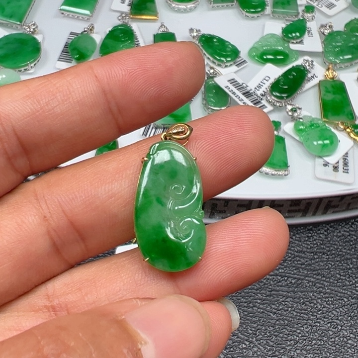 18K金镶嵌挂件翡翠