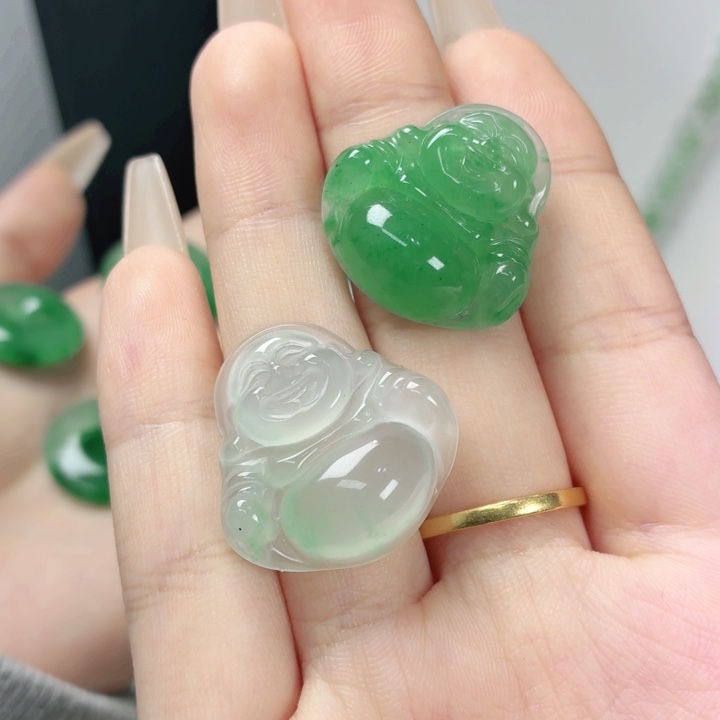 笑***嘻石英质玉（非洲翠）未镶嵌颈饰