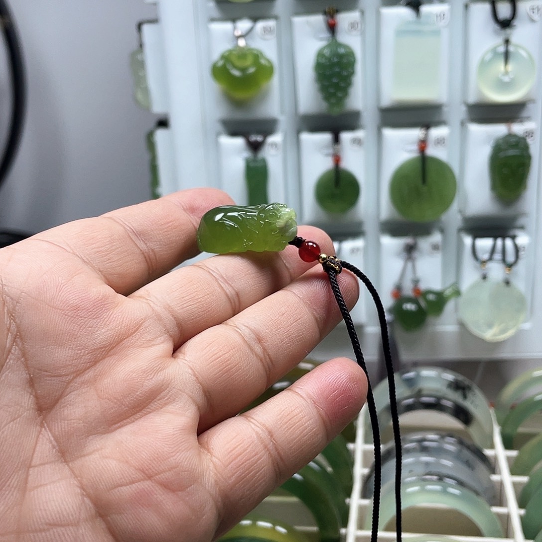 合金蛇纹石玉颈饰