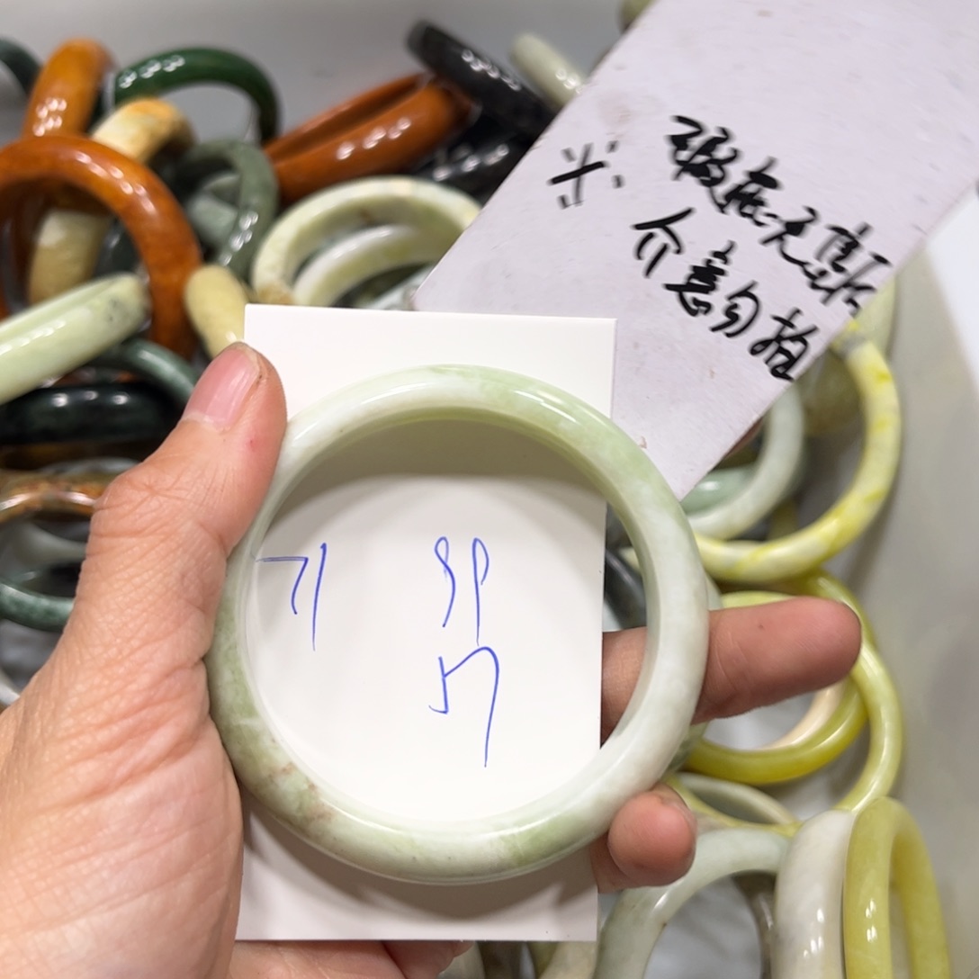 蛇纹石玉手镯未镶嵌