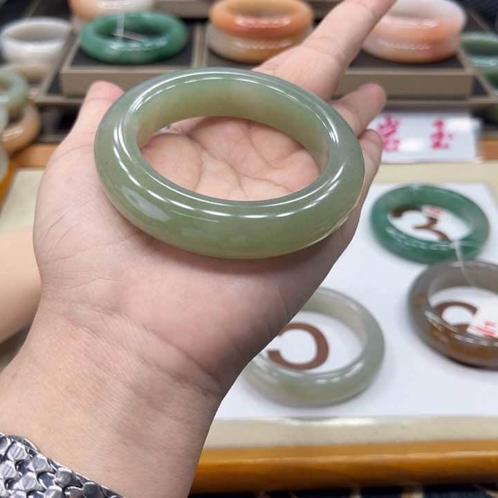 石英质玉未镶嵌手镯游***?