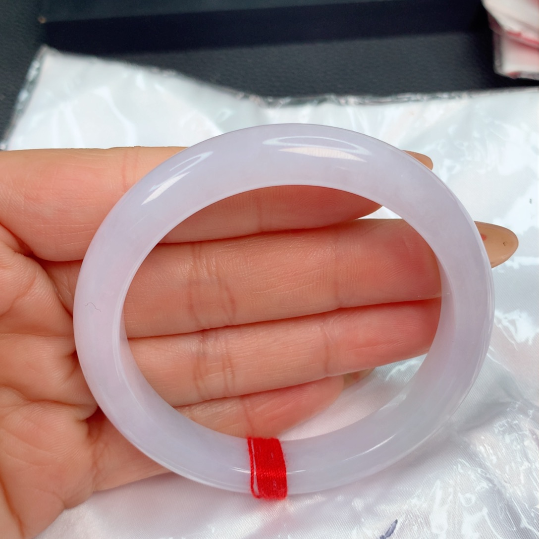 翡翠手镯未镶嵌…………..