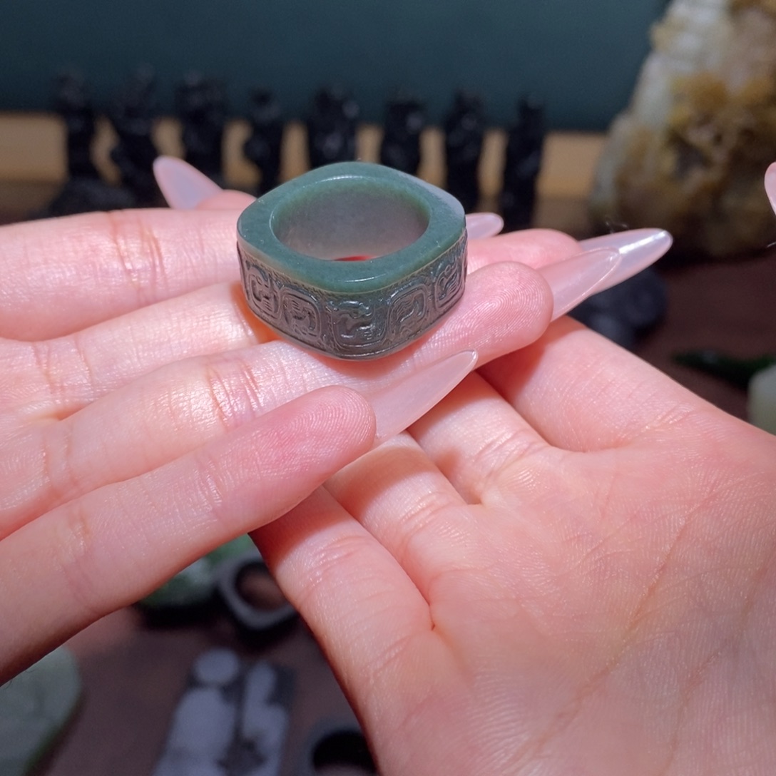 屁***猪和田玉未镶嵌颈饰