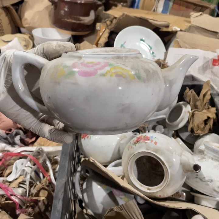 摆件陶瓷盘子碗砂锅都有