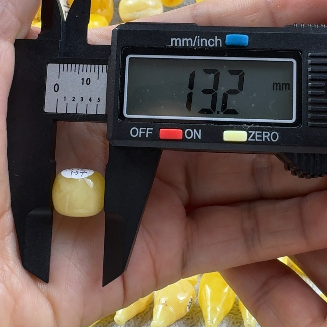 春***哥蜜蜡未镶嵌裸石46杂