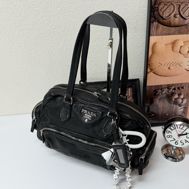 95新 Prada/普拉达 黑银全皮大标多兜机车保龄球单肩腋下包063329