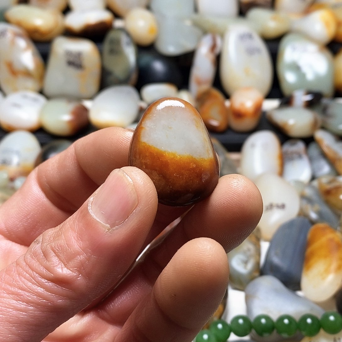 和田玉颈饰未镶嵌牛*糖吊坠