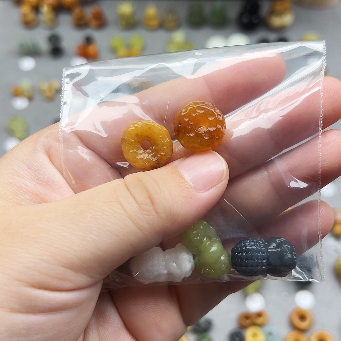 村***孃蛇纹石玉未镶嵌配珠