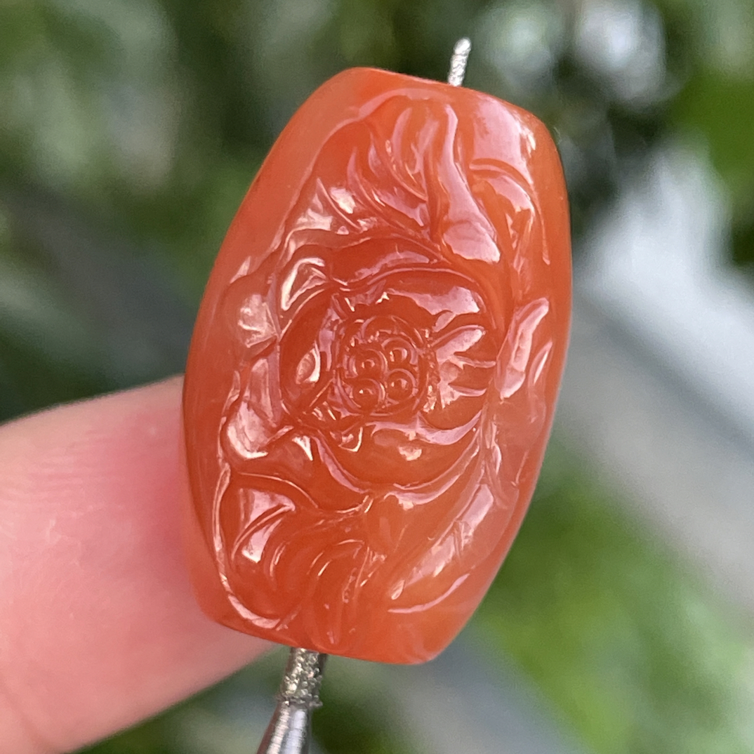 精品南红桶珠配饰，双面雕刻牡丹花，颜色红润，尺寸16x24mm