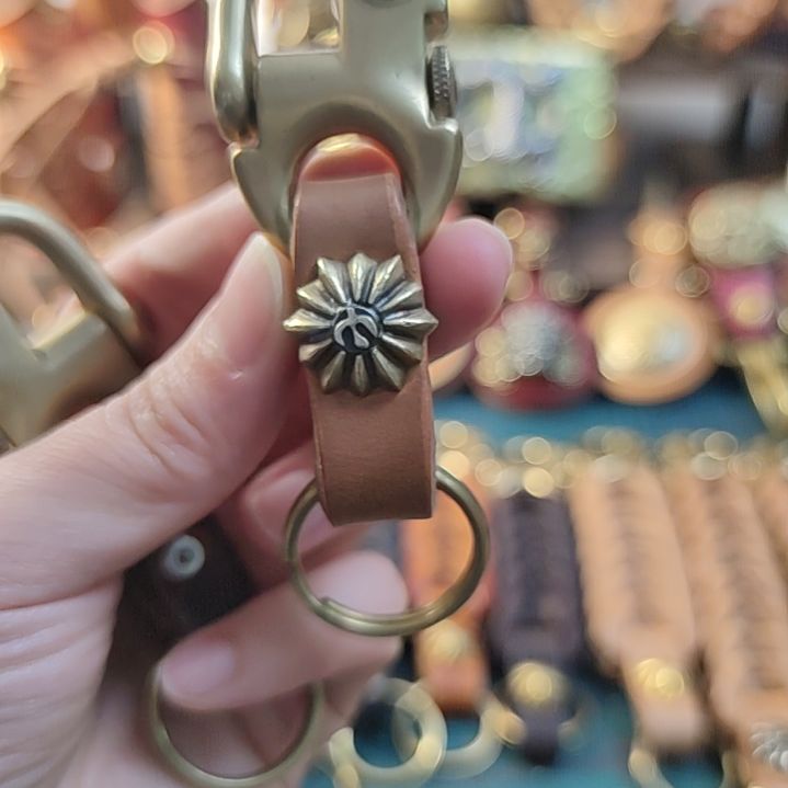 原色海军钩鹰花钥匙扣