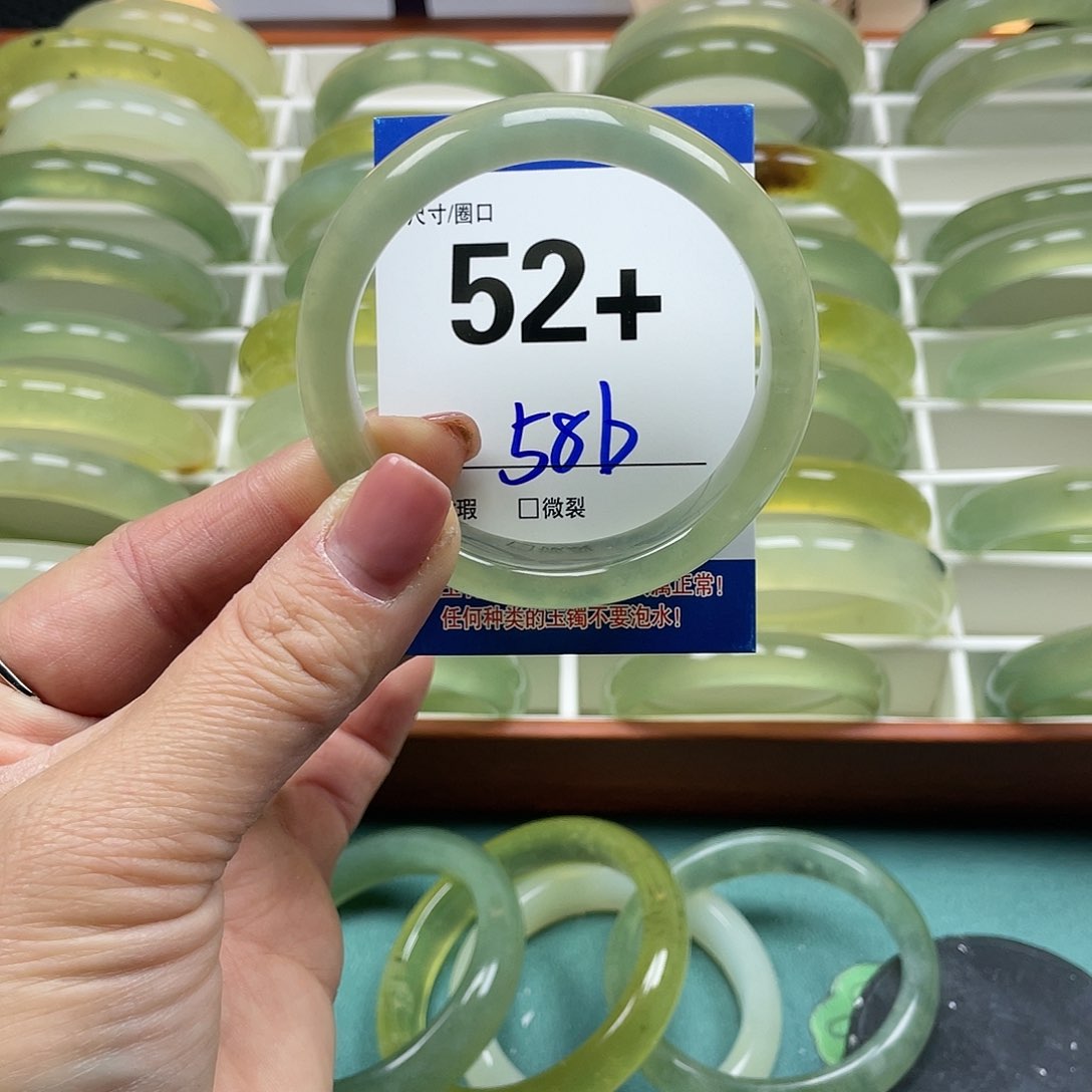 蛇纹石玉手镯未镶嵌钢*侠