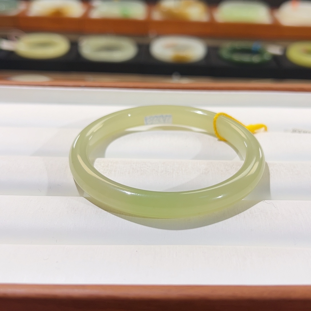 和田玉手镯未镶嵌j****?