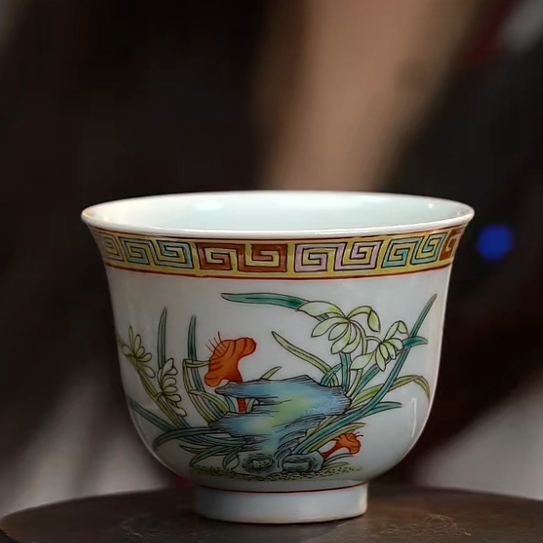 F粉彩洞石兰草纹杯