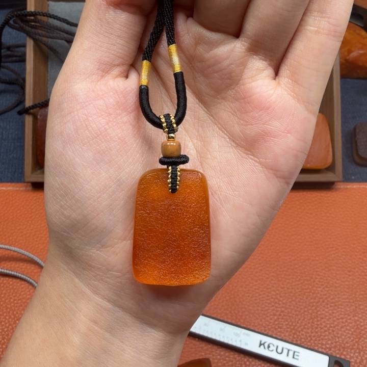 蜜蜡未镶嵌吊坠(赠链)