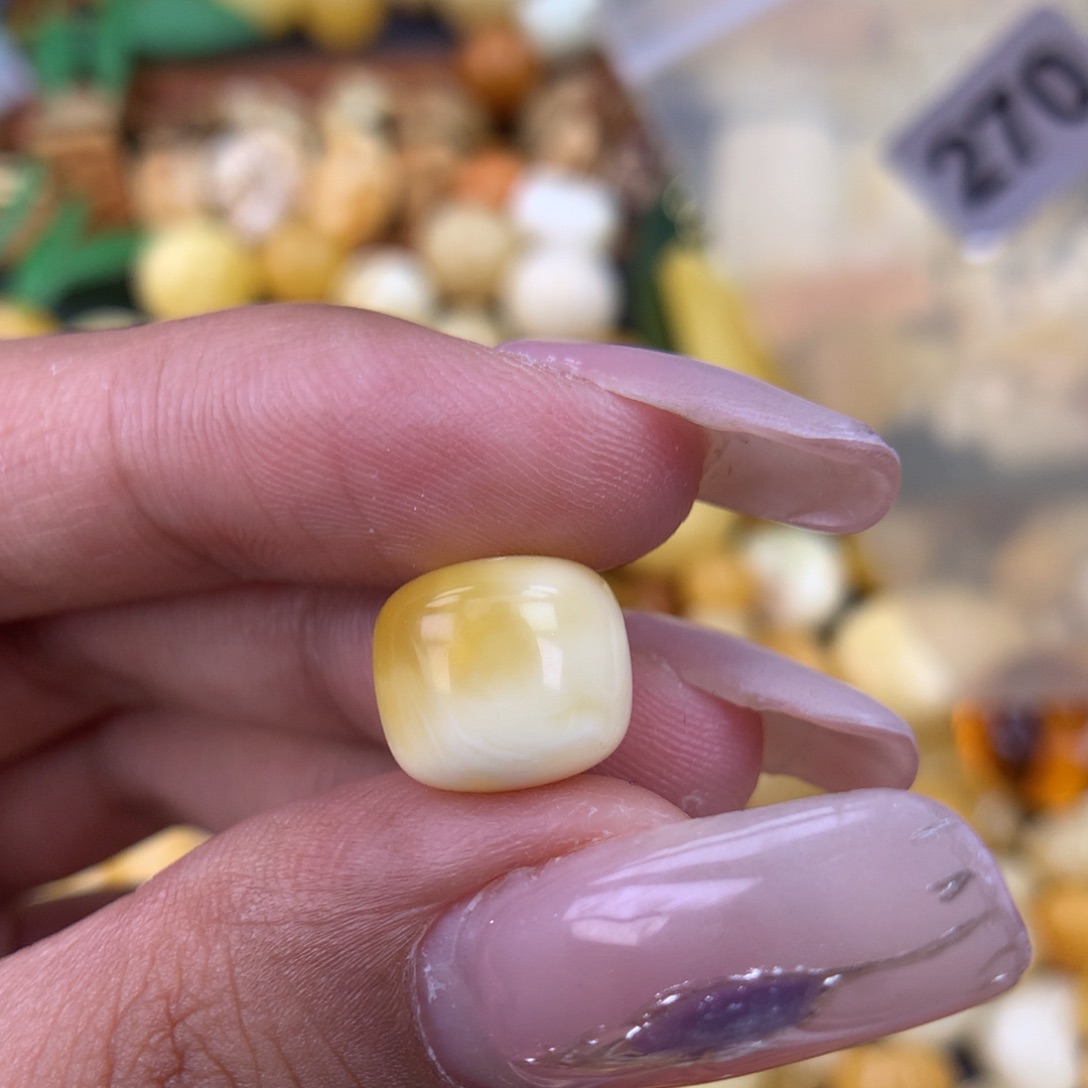 未镶嵌琥珀珠宝奇石11.1 孔道微微瑕