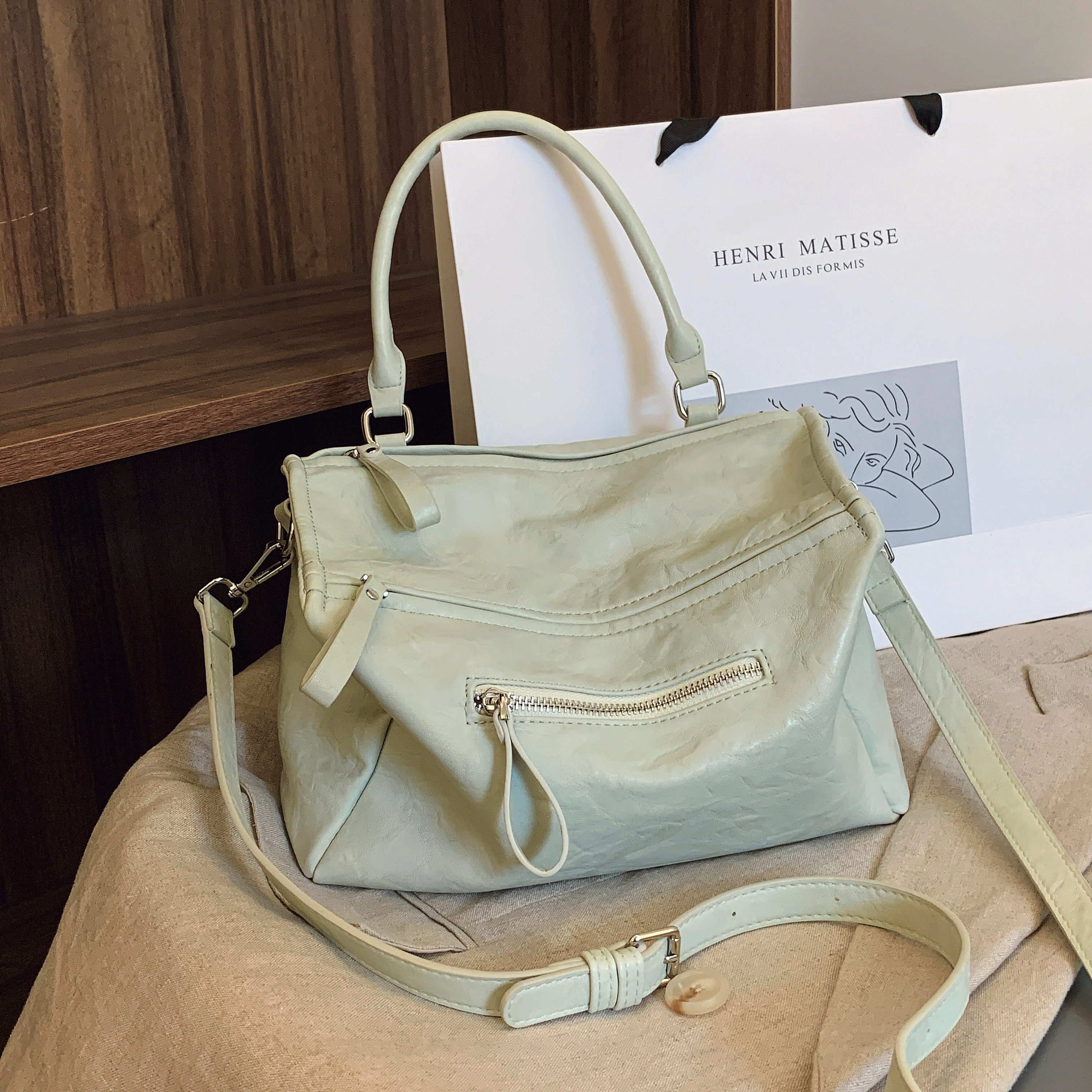 大容量单肩通勤包日系ins简约小众少女百搭斜挎包学生上课手提包 