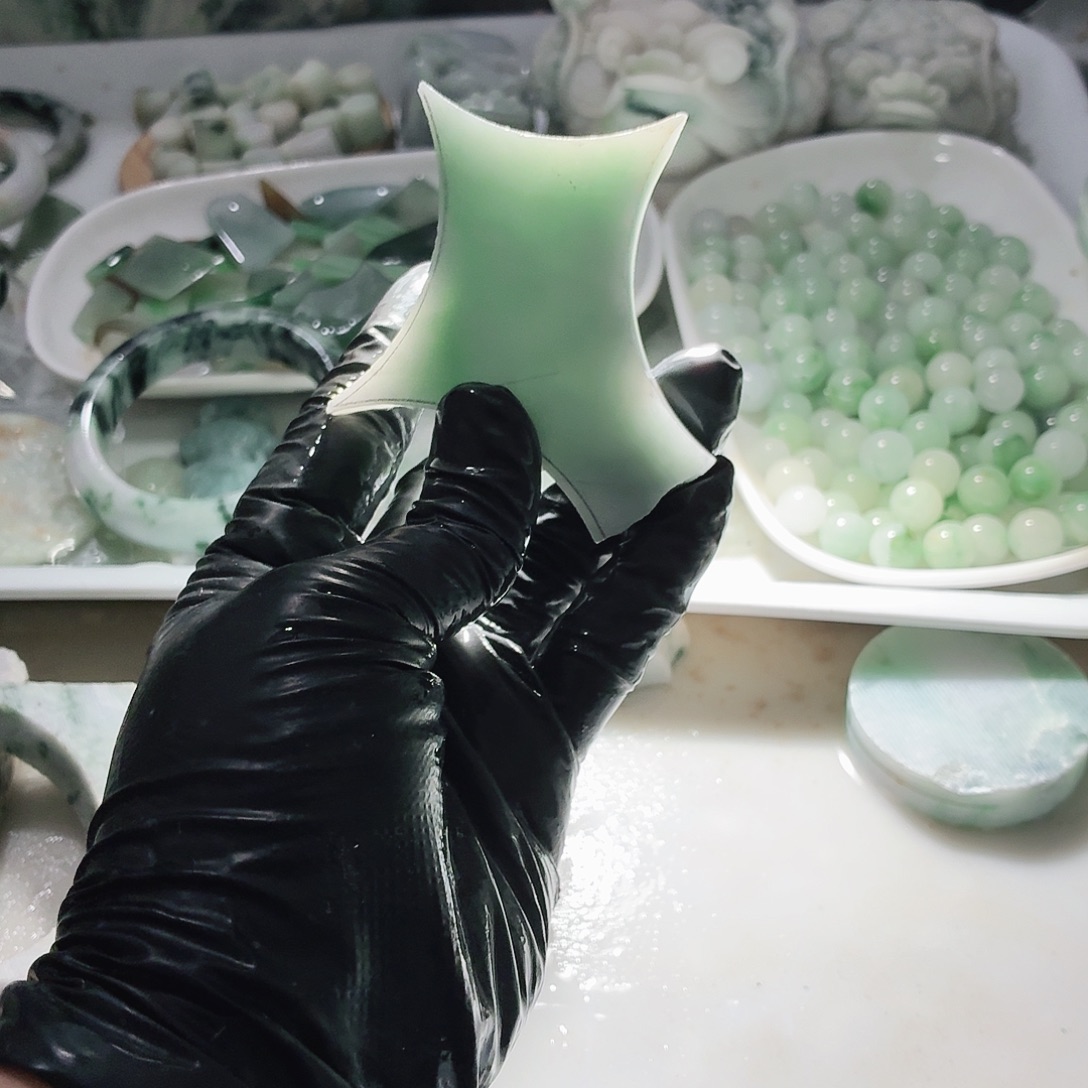 翡翠未镶嵌颈饰边角料