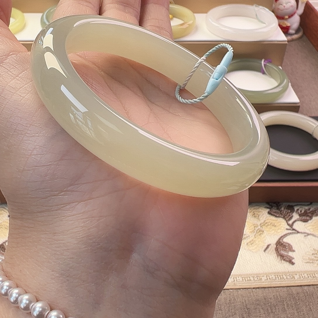 和田玉未镶嵌手镯