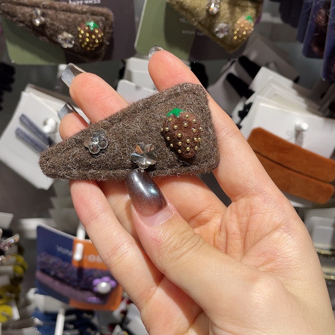 羽毛非金属深咖草莓一只