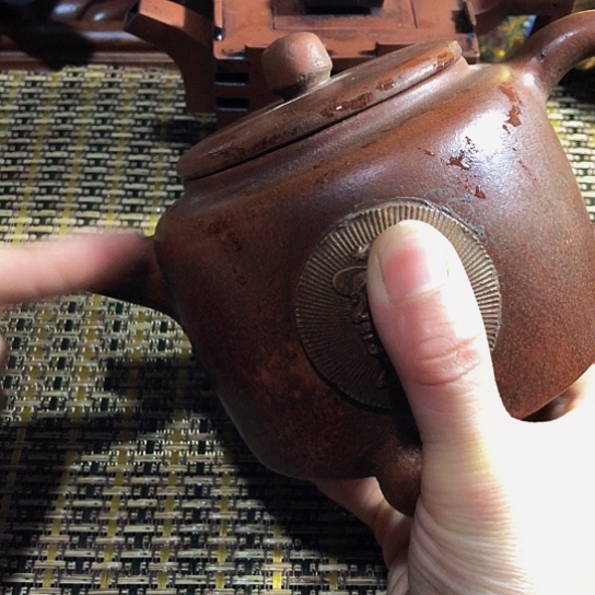 紫砂茶壶原矿泥料手工制作紫砂壶。