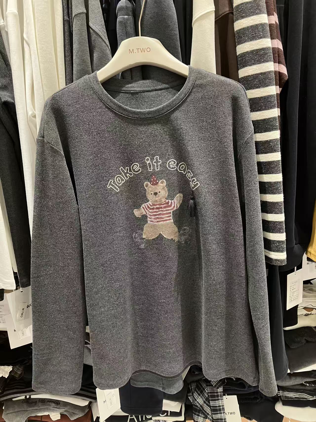 M.two冬季福利-3665-简约百搭小熊卡通长袖上衣