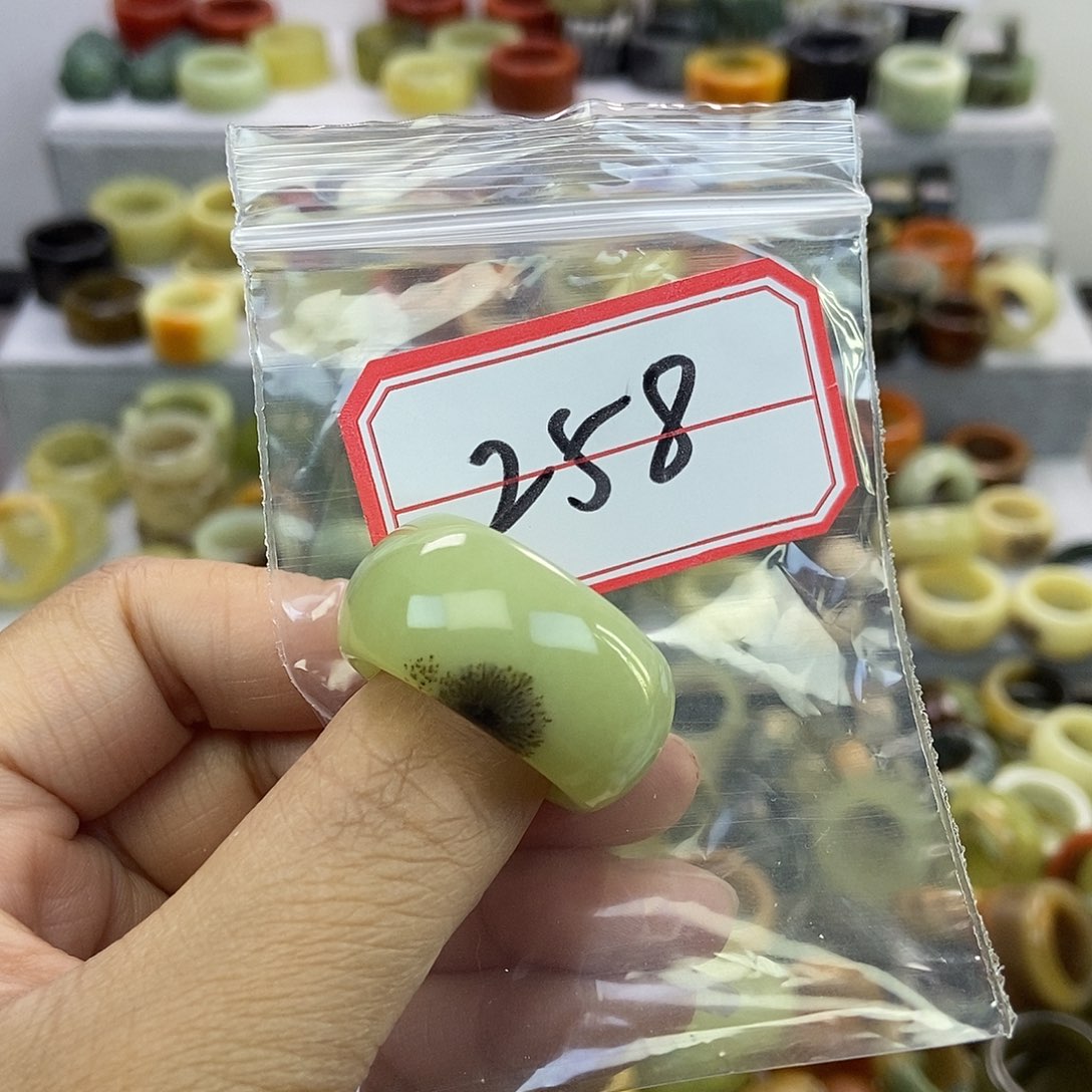 简****蛇纹石玉未镶嵌戒指